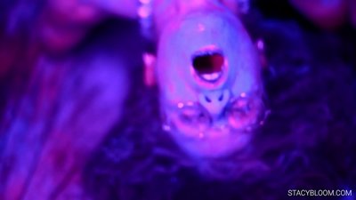 শিশু ক্যামেরায় হস্তমৈথুন করে এবং নিজেকে প্রচণ্ড উত্তেজনায় নিয়ে আসে।